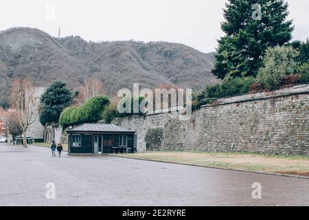 Como, région Lombardie, Italie - 14 janvier 2021 : murs médiévaux, promenades dans les rues anciennes vue sur la ville avec bâtiments historiques et villas autour de in Banque D'Images