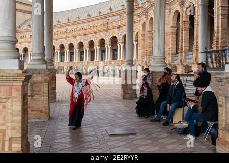 Séville, Espagne - 10 janvier 2021 : groupe de musique flamenco et danseurs se produisent sur la Plaza de Espana à Séville à l'époque du coronavirus Banque D'Images