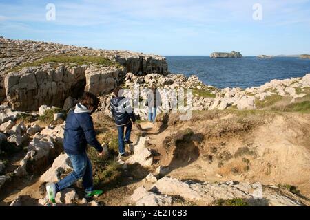 Paysage côtier rocheux près de Suances Cantabria Espagne sur un vif Après-midi ensoleillé en mai 2012 Banque D'Images