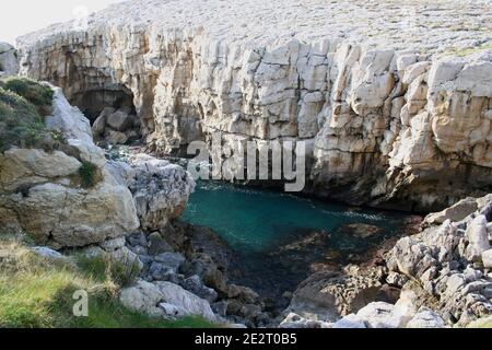 Paysage côtier rocheux près de Suances Cantabria Espagne sur un vif Après-midi ensoleillé en mai 2012 Banque D'Images