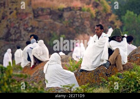 Des pèlerins profondément religieux priant à l'église Rock-hewn, Felsenkirche, site du patrimoine mondial de l'UNESCO, Lalibela, Ethiopie, Afrique Banque D'Images