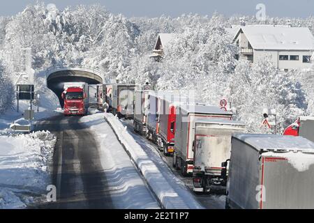 Eriskirch, Allemagne. 15 janvier 2021. Les camions sont stationnés sur l'autoroute fédérale 31 près d'Eriskirch entre Lindau et Friedrichshafen. Plusieurs conducteurs ont dû passer la nuit dans leur voiture. Credit: Felix Kästle/dpa/Alay Live News Banque D'Images