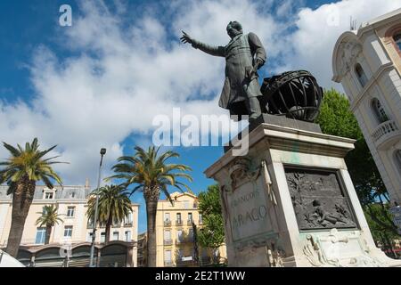 Perpignan (sud de la France) : place Arago dans le quartier de Saint-Jean. Statue de François Arago Banque D'Images