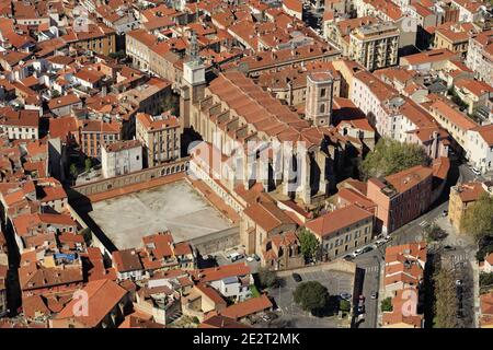 Perpignan (sud de la France) : vue aérienne du bâtiment Campo Santo et de la cathédrale de Perpignan (Òcathedrale Saint-Jean-Baptistó) Banque D'Images