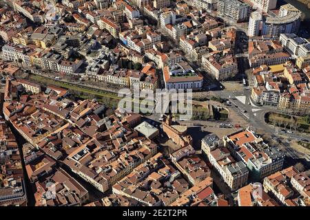 Perpignan (sud de la France) : vue aérienne du centre-ville, du Castillet et des rives de la Basse. Banque D'Images