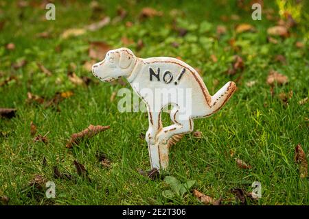 Signe d'absence d'encrassement du chien sur l'herbe Banque D'Images