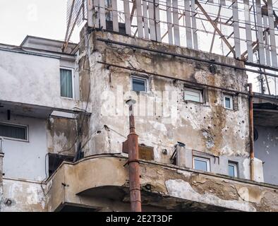 Ancien bâtiment communiste avec des puces ou des trous de la Révolution roumaine en décembre 1989 Banque D'Images