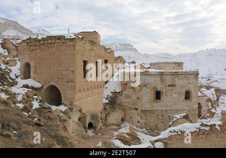 Maisons désertes dans Cavusin Village, Cappadoce, Turquie Banque D'Images