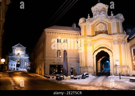Église Sainte-Trinité, porte du monastère Basilian et église Sainte-Thérèse, église catholique romaine dans la vieille ville de Vilnius, vue de nuit Banque D'Images