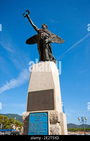 Statue commémorative dédiée aux soldats d'Elban qui sont morts dans la première et la deuxième guerre mondiale, Marina di Campo, île d'Elbe, Toscane, Italie Banque D'Images
