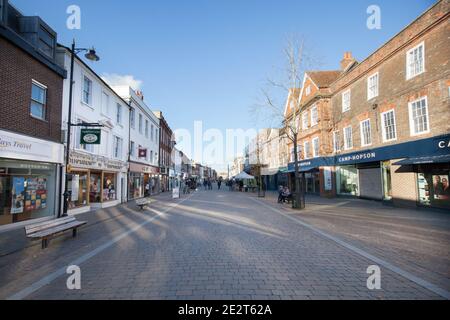 Vues sur les boutiques de Bridge Street à Newbury, Berkshire au Royaume-Uni, prises le 19 novembre 2020 Banque D'Images