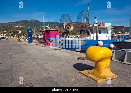 Bateaux de pêche au port de Marina di Campo, île d'Elbe, Toscane, Italie Banque D'Images