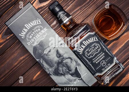 Kharkiv, Ukraine, 14 janvier 2021 : bouteille pleine et verre de Jack Daniel # 5 Whiskey américain sur des planches de bois brun foncé. Boisson forte. Les dix ans Banque D'Images