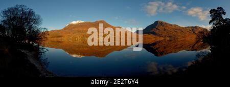 Panorama de la montagne de Slioch reflété dans le Loch Maree, Wester Ross Banque D'Images