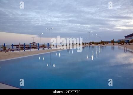 Le reflet des nuages tombe dans la piscine. Piscine . réflexions de nuages sur la piscine à débordement . Piscine à débordement extérieure de luxe Banque D'Images