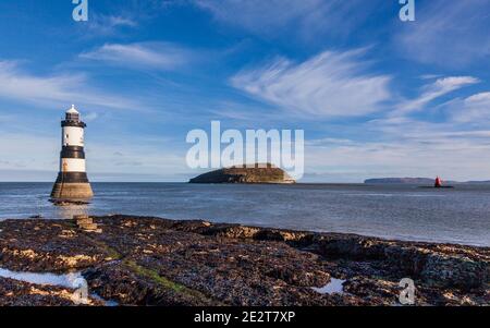 Le phare de Penmon (Trwyn du) et l'île de Puffin sur le détroit de Menai, Anglesey, pays de Galles Banque D'Images