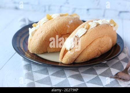 gâteau à la crème pâteux sur une assiette sur une table Banque D'Images