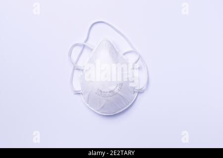 Antivirus FFP2, N95 masque de protection pour prévenir l'infection par le coronavirus COVID-19 sur fond blanc. Banque D'Images