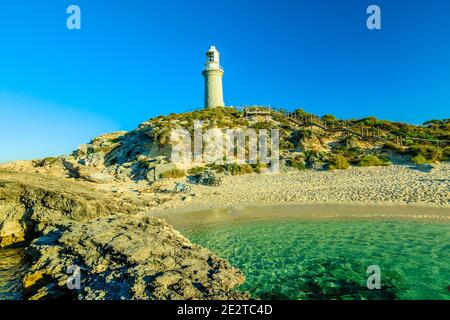 Pinky Beach et le phare de Bathurst en arrière-plan. Mer turquoise et plage blanche immaculée sur la côte nord de l'île Rottnest, près de Perth, ouest Banque D'Images