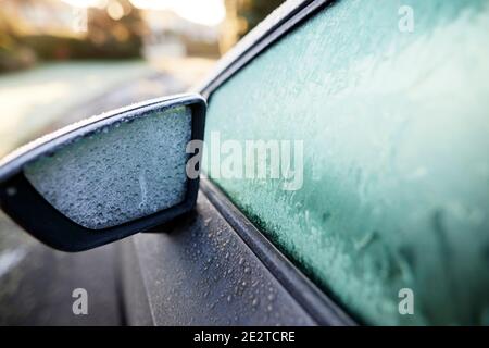 Voiture congelé le dégivrage du pare-brise, glace fond Photo Stock - Alamy