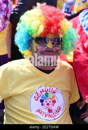 ADANA,TURQUIE-AVRIL 9:Clown non identifié avec perruque colorée posant à Orange Blossom Carnaval.avril 9,2017 à Adana, Turquie Banque D'Images