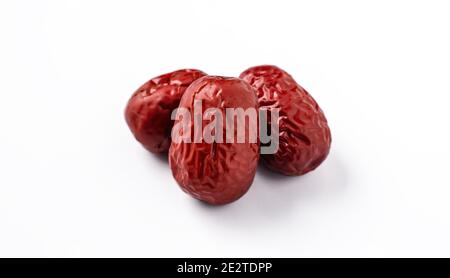 Gros plan des dattes chinoises rouges (jujube) isolées sur fond blanc avec masque. Banque D'Images