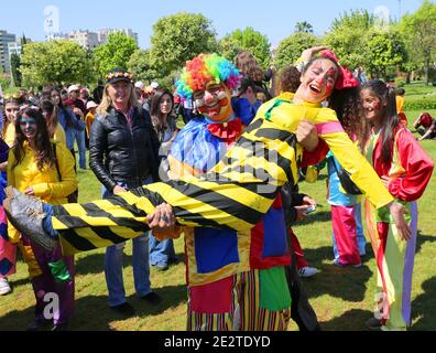 ADANA,TURQUIE-AVRIL 9:Clown heureux non identifié tenant la fille Clown et posant à Orange Blossom Carnaval.avril 9,2017 à Adana, Turquie Banque D'Images