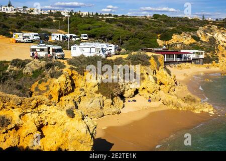 People Wild Camping avec camping-cars RV Motor Homes Les falaises de Praia Sao Rafael près d'Albufeira dans le Algarve Portugal Banque D'Images