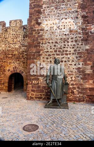 Statue de Sancho I Roi du Portugal à l'extérieur de l'entrée Au château de Silves l'Algarve Portugal Banque D'Images