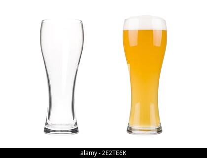 Deux verres à bière isolés sur fond blanc. Tasse remplie de bière blonde avec bulles et mousse et une tasse vide. Élément de conception graphique pour la brasserie A. Banque D'Images