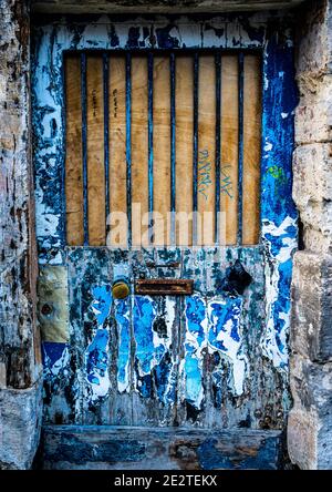 Vieux bois bleu a frappé à Paris près de la cathédrale notre-Dame. Banque D'Images