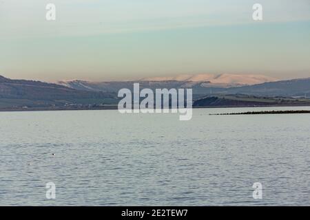 Morecambe, Lancashire, Royaume-Uni. 15 janvier 2021. Journée froide à Morecambe à marée haute a vu beaucoup de la vie d'oiseaux dans la baie de Morecambe se rassembler sur les eaux de la pierre de rupture crédit: PN News/Alay Live News Banque D'Images