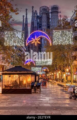 Galerie piétonne Avinguda Gaudi ornée de lumières de Noël avec la basilique Sagrada Familia de Gaudi en arrière-plan, Barcelone, Catalogne, Espagne Banque D'Images