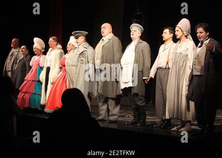 Les acteurs roumains au rideau appellent à la fin Le spectacle "l'inspecteur général" de Gogol Banque D'Images