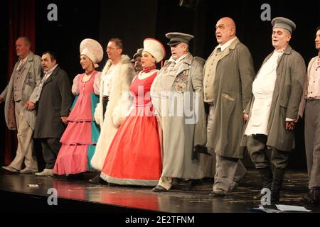 Les acteurs roumains au rideau appellent à la fin Le spectacle "l'inspecteur général" de Gogol Banque D'Images