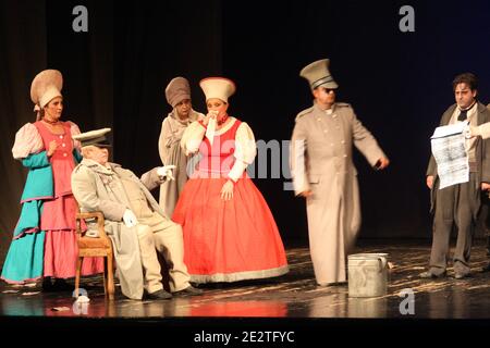 Acteurs roumains exécutant dans "l'inspecteur général" par Gogol Banque D'Images