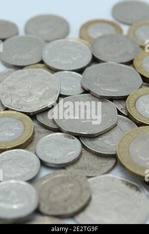 Des piles de la Grande-Bretagne en livres sterling, y compris les espèces et les pièces Banque D'Images