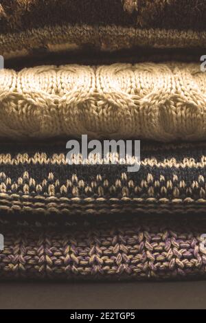 Groupe ou pile de pulls en laine tricotés moody photo avec texture Banque D'Images