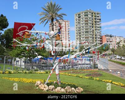 ADANA,TURQUIE-AVRIL 9:arbre décoré, pavillon turc et Condominiums.avril 9,2017 à Adana, Turquie. Banque D'Images