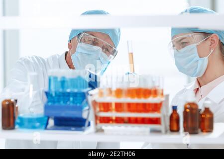 gros plan. contenant avec tubes à essai sur la table du laboratoire . Banque D'Images
