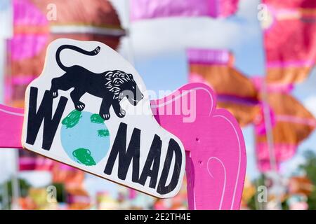 Panneau de direction et logo Womad au festival Womad, Charlton Park, Malmesbury, Royaume-Uni. 25 juillet 2015 Banque D'Images
