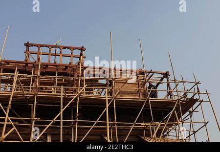 Katmandou, Bagmati, Népal. 15 janvier 2021. Un homme travaille sur le site de reconstruction d'un temple Kastamandap endommagé affecté par le tremblement de terre de 2015 sur la place Hanumandhoka Durbar à Katmandou, au Népal, le 15 janvier 2021. Le Népal a célébré vendredi la 23e Journée de la sécurité, en commémoration des ravages causés par le tremblement de terre Népal-Bihar de 1934. Le Népal a été confronté à un autre tremblement de terre le 2015 avril, également connu sous le nom de tremblement de terre de Gorkha, qui a tué près de 9,000 personnes et blessé plus de 22,000 personnes. Crédit : Sunil Sharma/ZUMA Wire/Alay Live News Banque D'Images