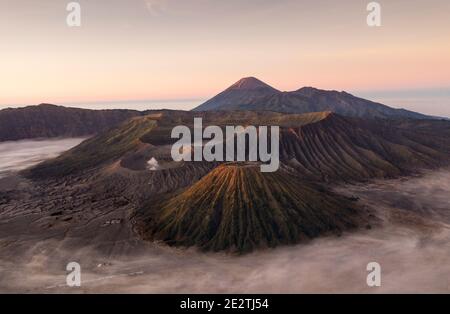 Les sommets volcaniques du Mont Bromo et du Mont Semeru en pat du massif du Tengger à Java-est, en Indonésie Banque D'Images