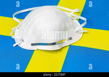 Drapeau de Suède et masque N95. Concept de confinement du coronavirus Covid-19, interdiction de voyager et crise des soins de santé Banque D'Images