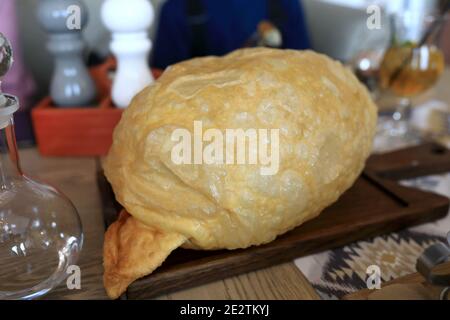 Grand cheburek en bois dans le restaurant Banque D'Images