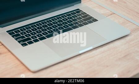 gros plan. ordinateur portable élégant sur la table. Banque D'Images