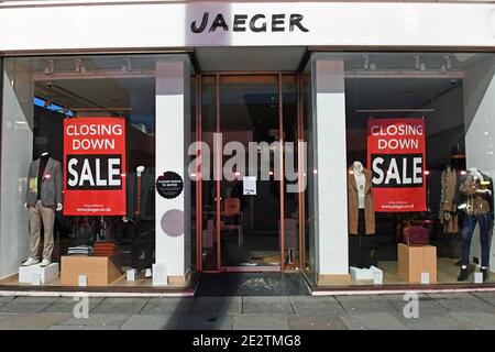 Photo du dossier datée du 19/11/2020 d'un magasin Jaeger fermé sur King's Road, Chelsea. Les administrateurs de Jaeger ont déclaré que 233 employés seraient licenciés suite à l'acquisition de la marque de mode par Marks & Spencer. Banque D'Images