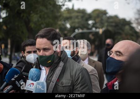 Barcelone, Catalogne, Espagne. 15 janvier 2021. Le président du parti politique Vox, Santiago Abascal, s'exprime dans une conférence de presse à côté du candidat à la présidence de la Generalitat de Catalogne, Ignacio Garriga et le député du Parlement européen, Jorge Buxadé.Santiago Abascal, président du parti politique espagnol d'extrême droite, Vox, A été à Barcelone, avec le candidat à la présidence de la Generalitat de Catalogne, Ignacio Garriga et le député au Parlement européen, Jorge Buxadé, tous deux de Vox. Ils ont appelé un collectif de presse en fron Banque D'Images