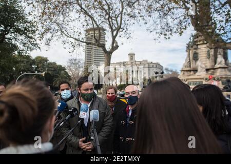 Barcelone, Catalogne, Espagne. 15 janvier 2021. Le président du parti politique Vox, Santiago Abascal, s'exprime dans une conférence de presse à côté du candidat à la présidence de la Generalitat de Catalogne, Ignacio Garriga et le député du Parlement européen, Jorge Buxadé.Santiago Abascal, président du parti politique espagnol d'extrême droite, Vox, A été à Barcelone, avec le candidat à la présidence de la Generalitat de Catalogne, Ignacio Garriga et le député au Parlement européen, Jorge Buxadé, tous deux de Vox. Ils ont appelé un collectif de presse en fron Banque D'Images