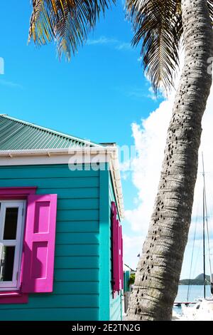 Volets roses, fenêtre blanche et bâtiment turquoise des Caraïbes Banque D'Images